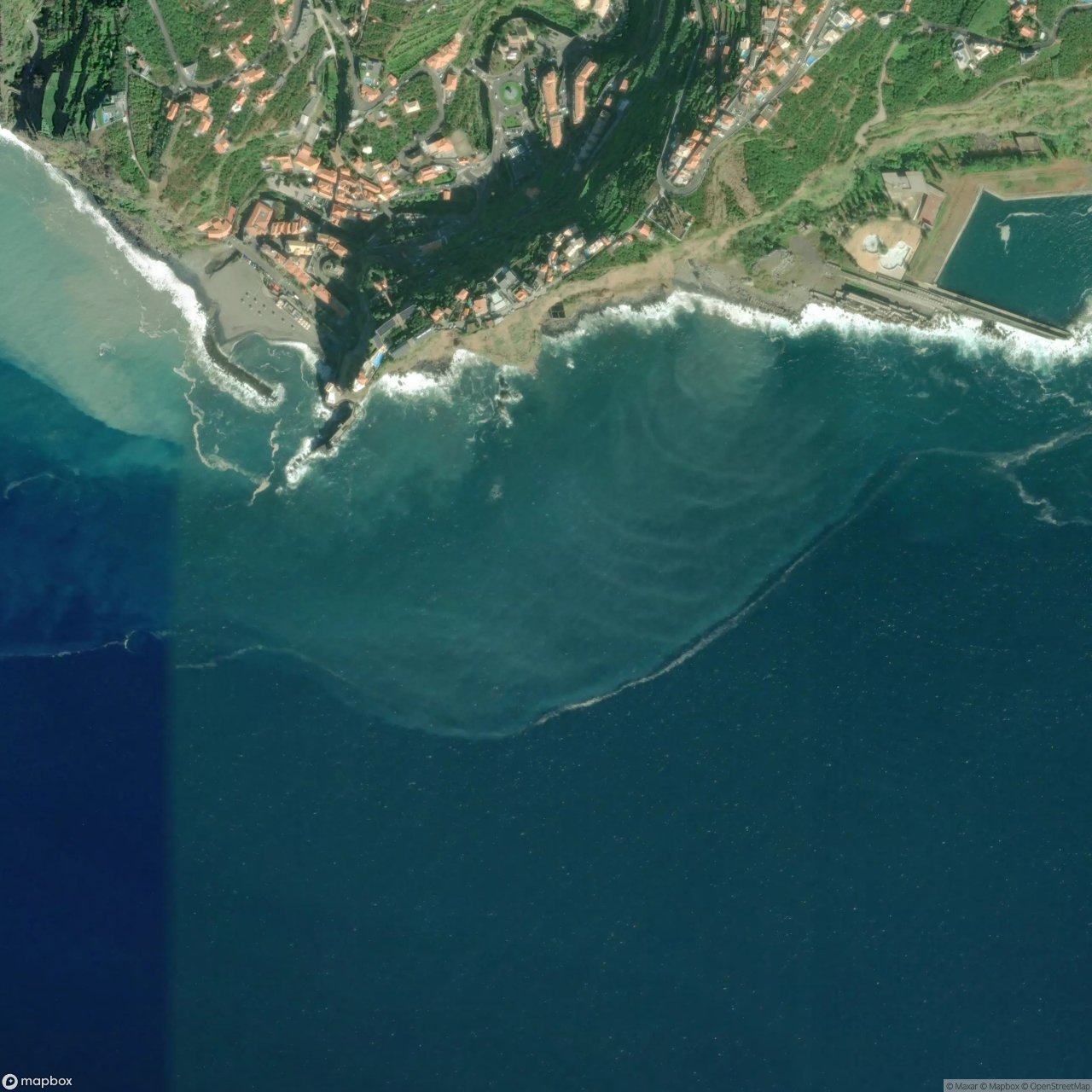 Lugar De Baixo surf break